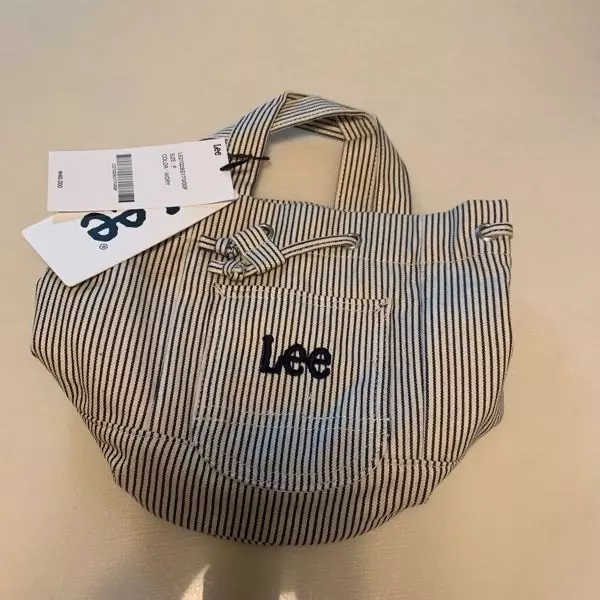 배송도 빠르고 깨끗하게 왔어요 실제로 보니 더 귀엽네요 ㅎㅎ 튼튼합니다 크로스 끈도