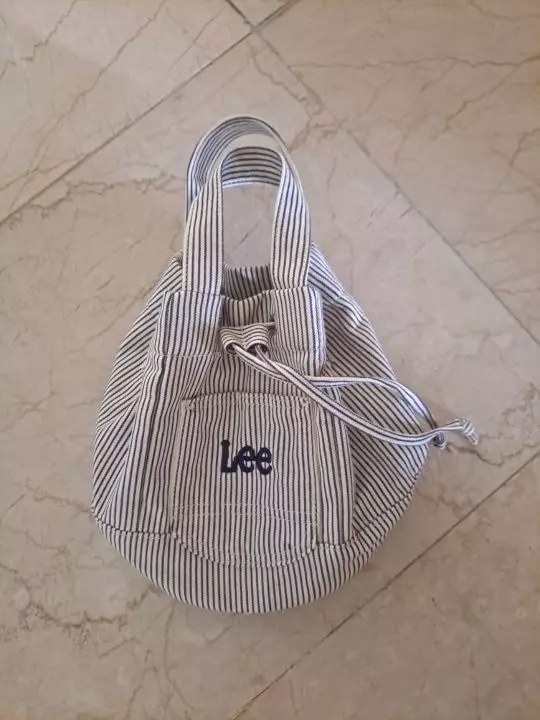 마음에 들어요~귀엽게 포인트되고 좋아요생각보다 정말 많이들어가요 신기방기어깨끈 따