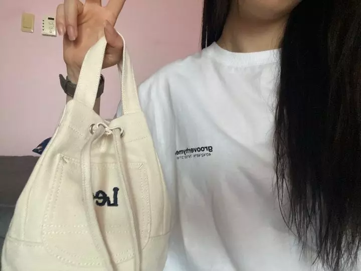 친구선물로 사줬는데 평소에 들고다니기 딱 좋아용~!친구가 평소에 파우치에 물건을 넣