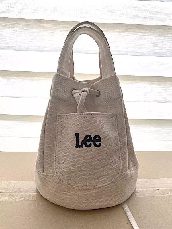 일단 넘 귀엽습니다 !! 쉐입도 귀엽고 딱 필요한것들 넣어다니기 적당해요! 다만 냄새가