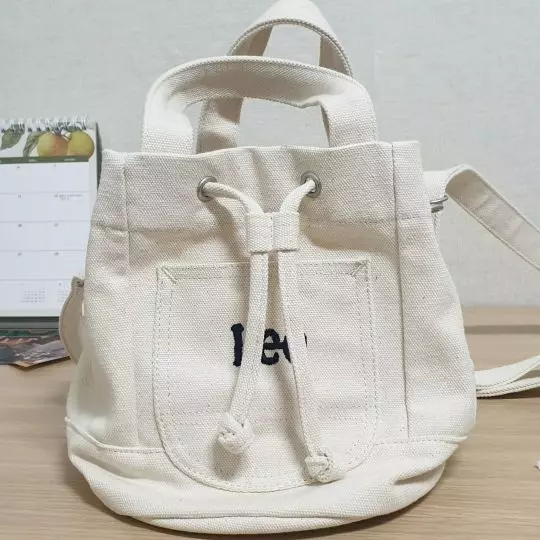 예뻐요 휘뚜루 들고다니기 좋아요 끈 짧게 매는게 예쁜듯