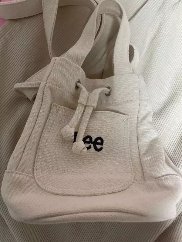 여름에 가볍게 매고 다니기 너무 좋아요! 귀여워요