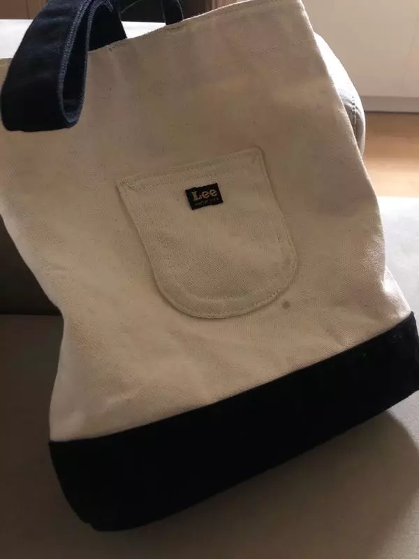 사이즈 적당하고 디자인도 아주 예쁩니다. 데일리로 사용 하고 있어요.