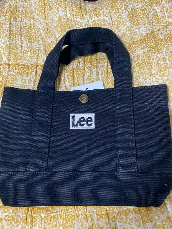 리 로고가 너무 귀여워요.작은 토트백이라 가볍게 들기좋고 이쁘네요!