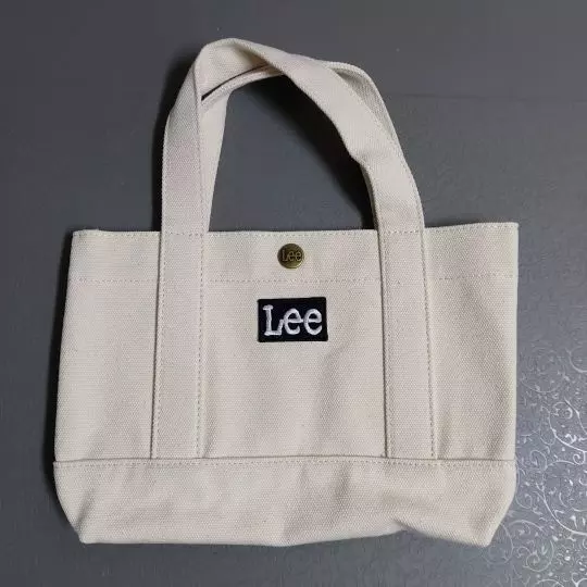 작은 가방은 처음 사요. 물건을 많이 들고 다니는데 물건을 줄여야겠어요!