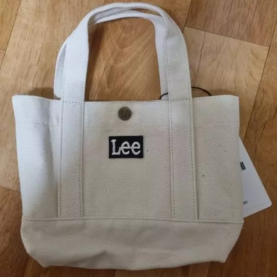 넘 귀여워요 사이즈가 작긴한데 필요한건 다 들어가서 만족합니당