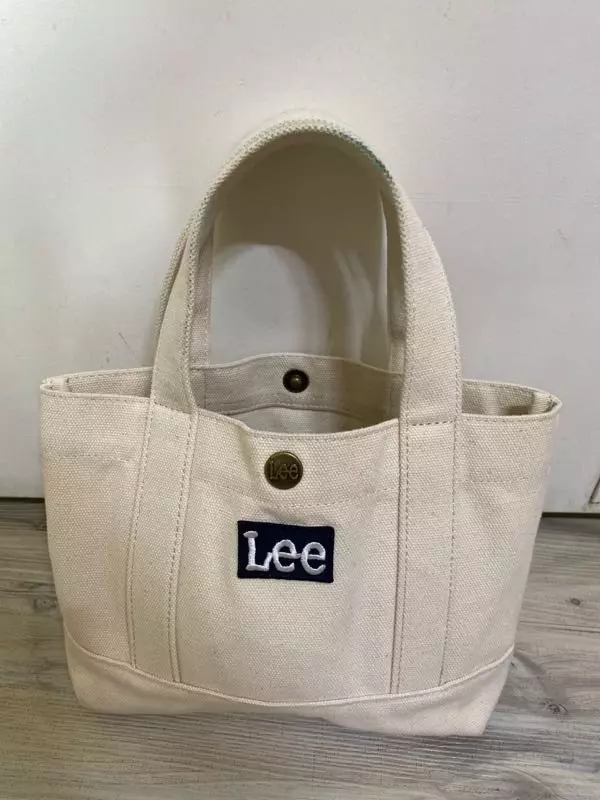 생각보다 크기는 작았는데 이것저것 많이 들어가용~ 외출용으로도 나쁘진않은것같아요