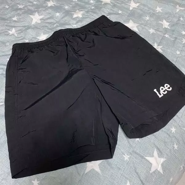 바스락바스락 시원한 소재라 더운 여름에 잘 입고 다닐 것 같아요. 허리 조절하는 끈도