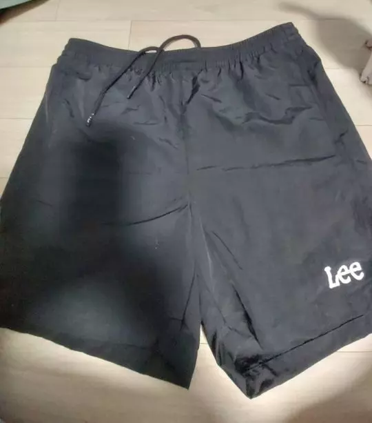 동생꺼랑 2개 주문했는데 얇고 가볍고 좋아요뒷주머니 1개우측 있어요 똑딱이단추 되어