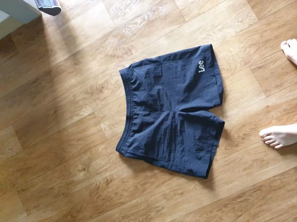 넘 편하고. 짱 입니다 바스락 소재에 붙지않고 잘입어질거같아요