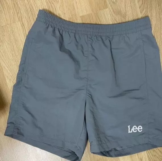 색도 예쁘고 허벅지통이 커서 핏이 예뻐요 !여름에 입기 시원해서 좋은것 같아요