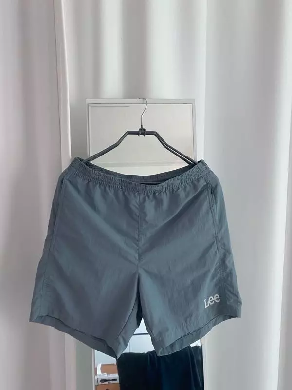 색이 특이해서 더 이쁜 거 같아요 포인트로 입을 수 있어서 좋았어요