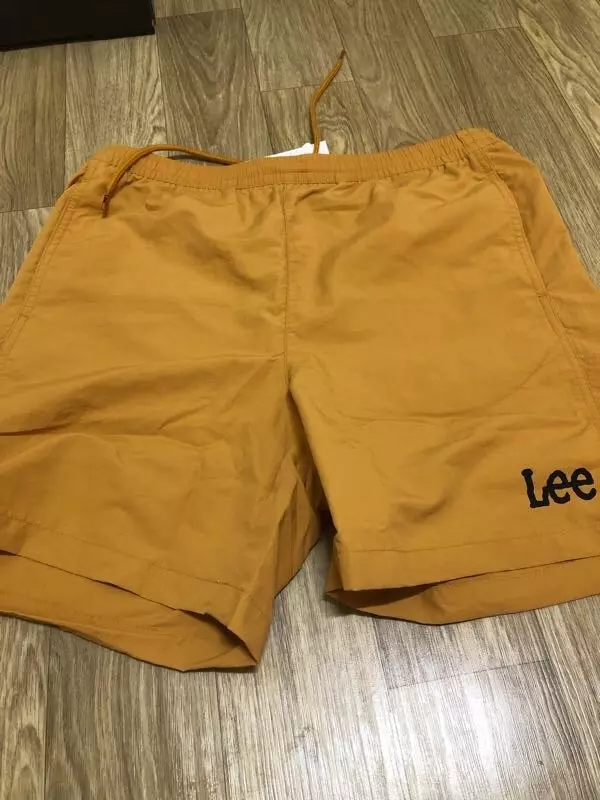 생각보다는 색깔이 어두운 머스타드 색이긴한데 너무 안튀어서 좋아요 흰티랑 잘어울릴