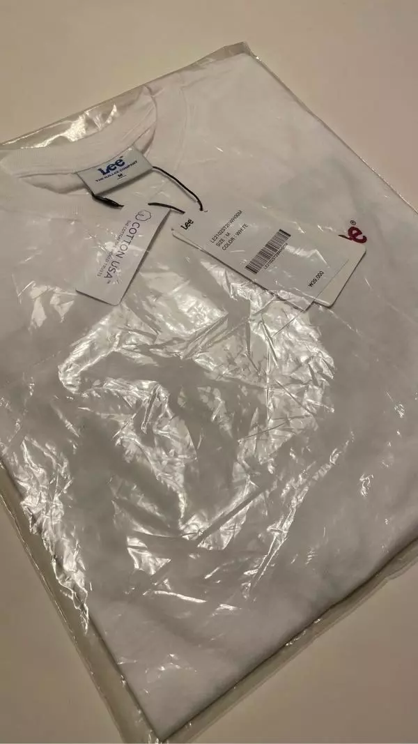 일반적인 사이즈로 잘 맞아요. 반팔이라 여름에 좋을 듯하고요.배송도 빠르도 좋았어요