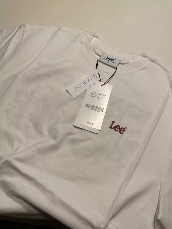 일반적인 사이즈로 잘 맞아요. 반팔이라 여름에 좋을 듯하고요.배송도 빠르도 좋았어요