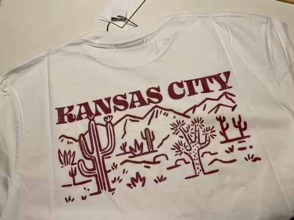 일반적인 사이즈로 잘 맞아요. 반팔이라 여름에 좋을 듯하고요.배송도 빠르도 좋았어요