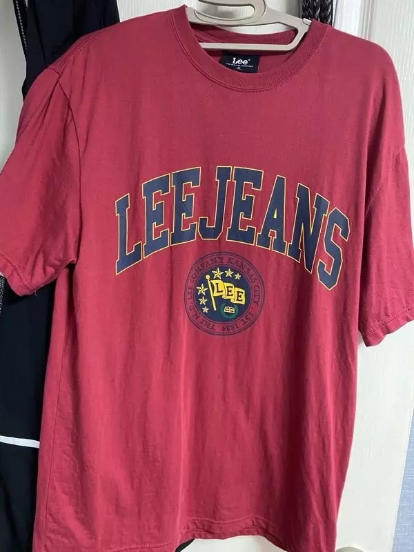 크고 예뻐요 사진은 좀 밝게 나왔어요 얘는 리반팔이지만 다른사람이랑 강제 커플티 피