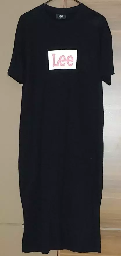 길이는 긴 편이고 오버핏 느낌은 아니에요. 원단도 괜찮고 편하게 입기에 좋아요