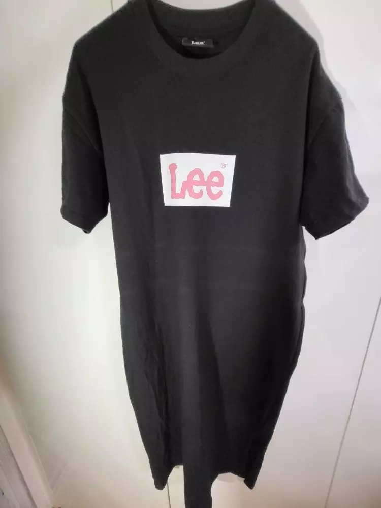 깔끔하니 이뻐요 옆에 트임도 적당하고 편하게 입을수있어요