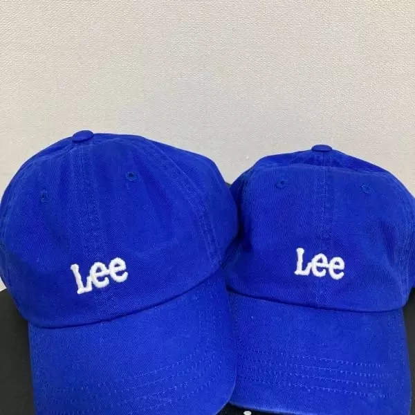 여자친구랑 커플모자로 구매했는데 너무이뻐용