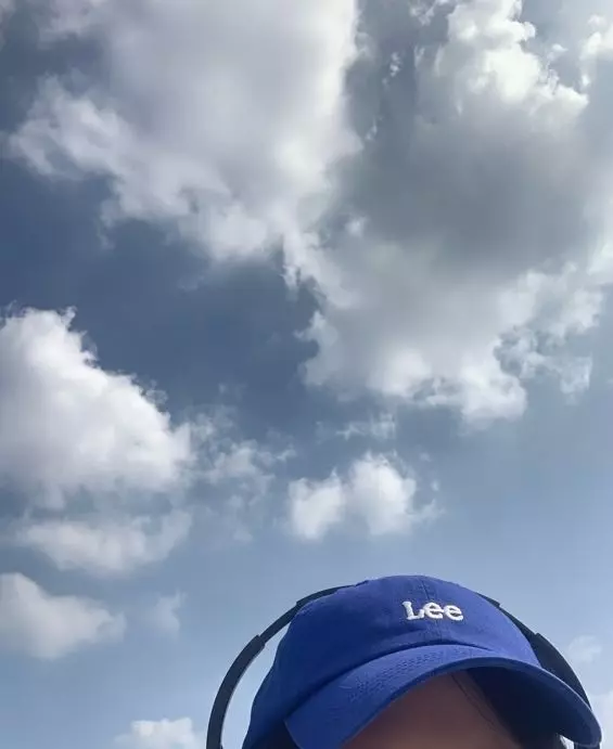 색도 사진이랑 흡사해요 부담없는 색상이고 딱딱한 모자가 아니라 부드러워서 모양이 더