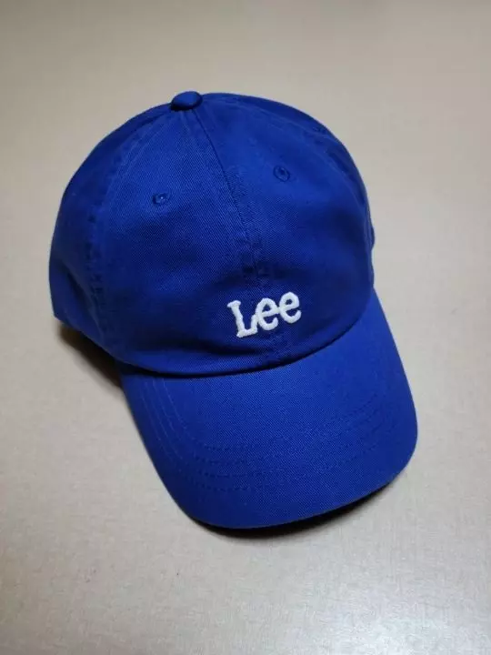 인터넷으로 모자 주문한건 처음이라 조금 걱정했는데 너무 만족해요!! 색감도 쨍한 파랑