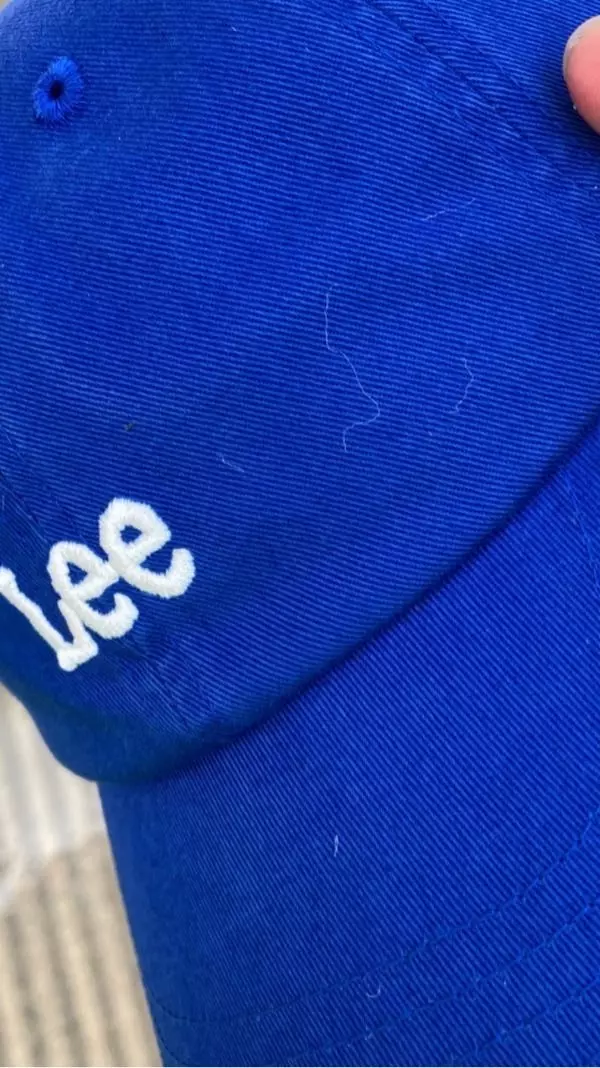 오랜시간 기다려서 받았는데 개털인지 먼지인지 모자에 덕지덕지 붙어있네여 새상품을 