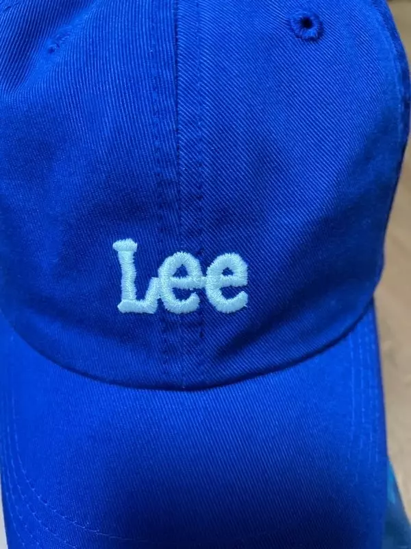 제가 보통의 모자를 못 쓰는 사이즈라 모자를 잘 못 썼는데 큰 모자 내 주셔서 감사합니