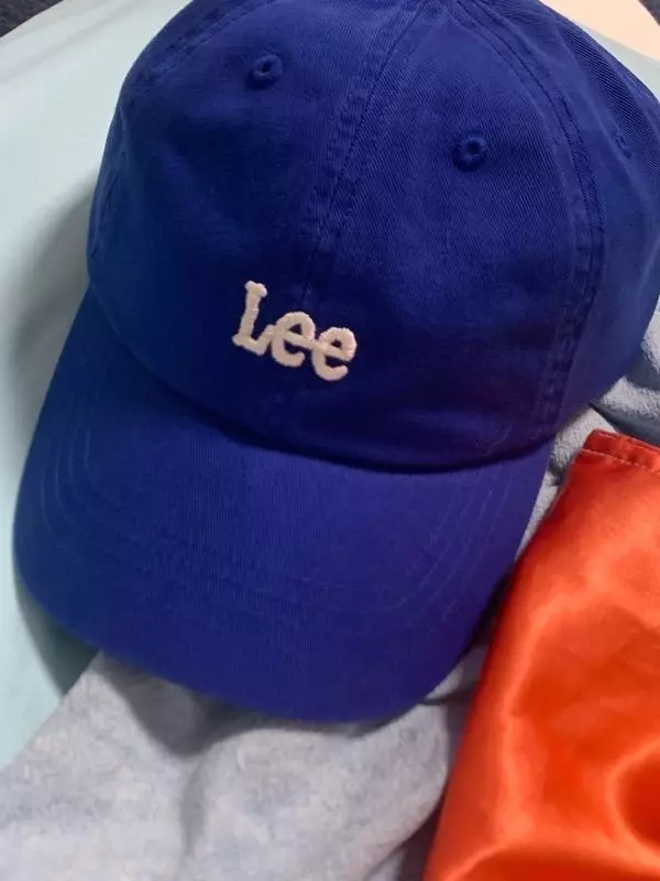 쨍한 색 모자 사고 싶어서 구매했는데 잘 산 것 같아요예쁩니다!