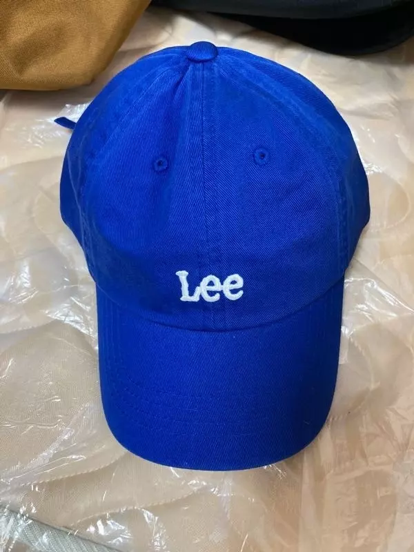 색깔 쨍하고 예뻐요! Mlb랑 고민했는데 안 흔하고 예쁜 거 같아요