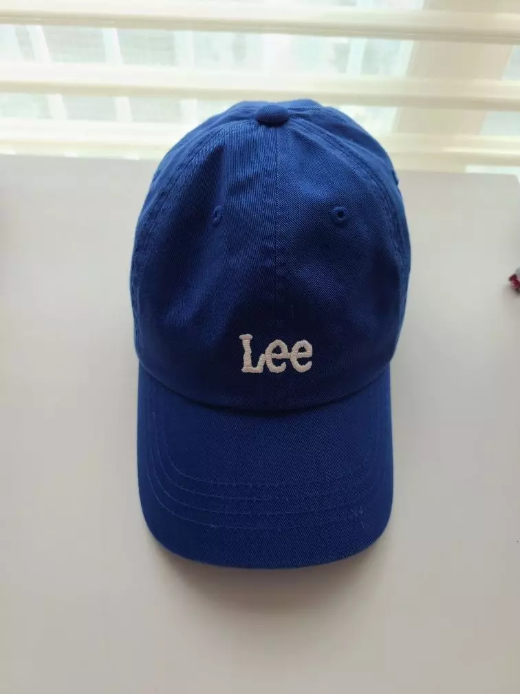 이쁜 코발트블루컬러가 맘에 들어 구매했어요~흰티에 잘 어울려요~~