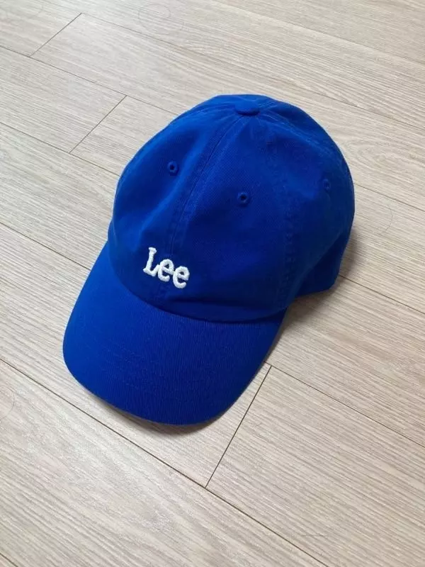 제가 머리가 좀 작아서 높이가 조금만 낮았으면 하는 바람이 있지만 색깔도 예쁘고 충분