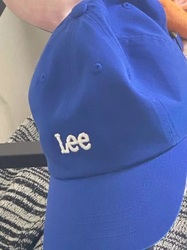 사진이랑 똑같고챙이 생각보단 짧은 느낌입니다색깔은 이쁜 파랑이라 좋아요