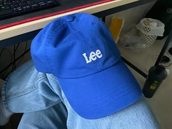 음 모자 깊이가 깊지 않고요 눌러쓰지 않고 걸쳐 놓는 느낌으로 씁니다 색감은 엉첨 밝