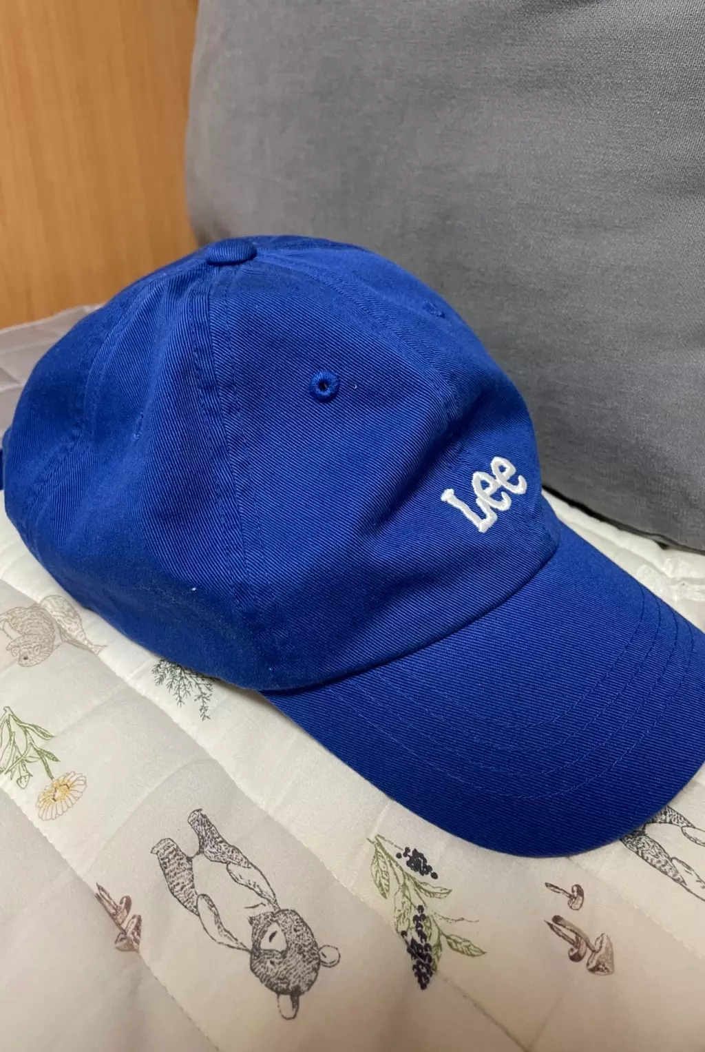 색감 쨍해서 예뻐요 무채색으로 입고 포인트로 주기 딱이에요 빨강 초록이랑 고민했는데