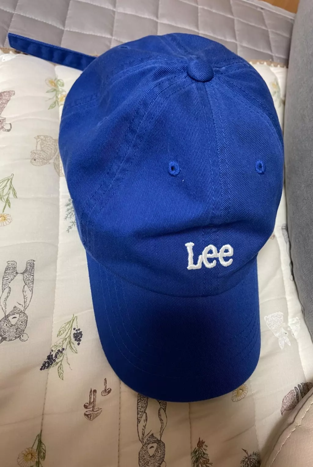 색감 쨍해서 예뻐요 무채색으로 입고 포인트로 주기 딱이에요 빨강 초록이랑 고민했는데