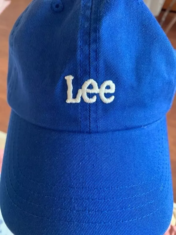 흰옷에 파란모자 되게 잘 어울려지고 모자 색감도 밝아서 좋아요 폭도 넓어서 머리가 편