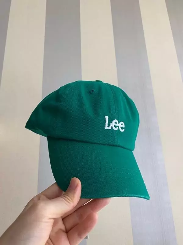 색이 아주 마음에 들어요. 사이즈도 누구나 맞을 정도 입니다