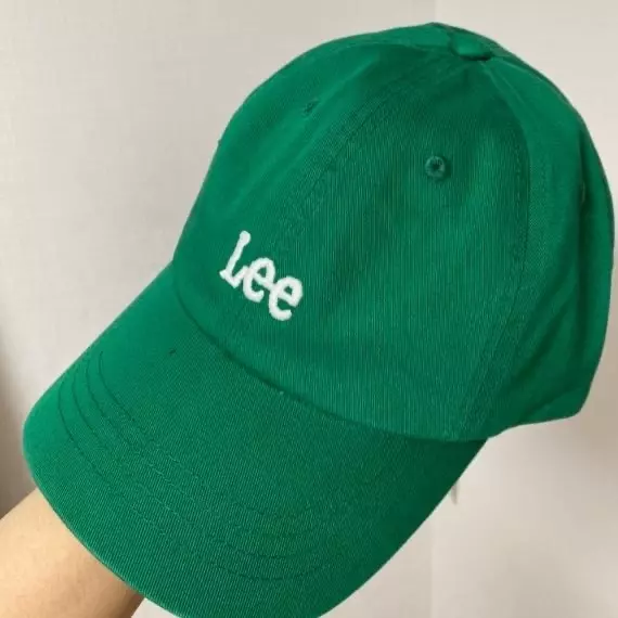 평소에 모자가 잘 안어울리는 편인데 리 모자는 깊고 색감도 쨍하고 예쁘네요!!