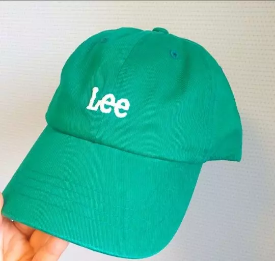 색감은 상세사진하고 똑같고 살짝 먼지있는게 아쉽지만너무 예뻐요원피스나 아무 티에 