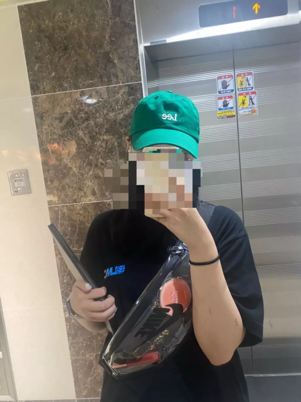 너무 이뻐요  색깔이 쨍하니 완전 마음에 듭니당 !!같은 브랜드 반팔도 구입했는데 얼른