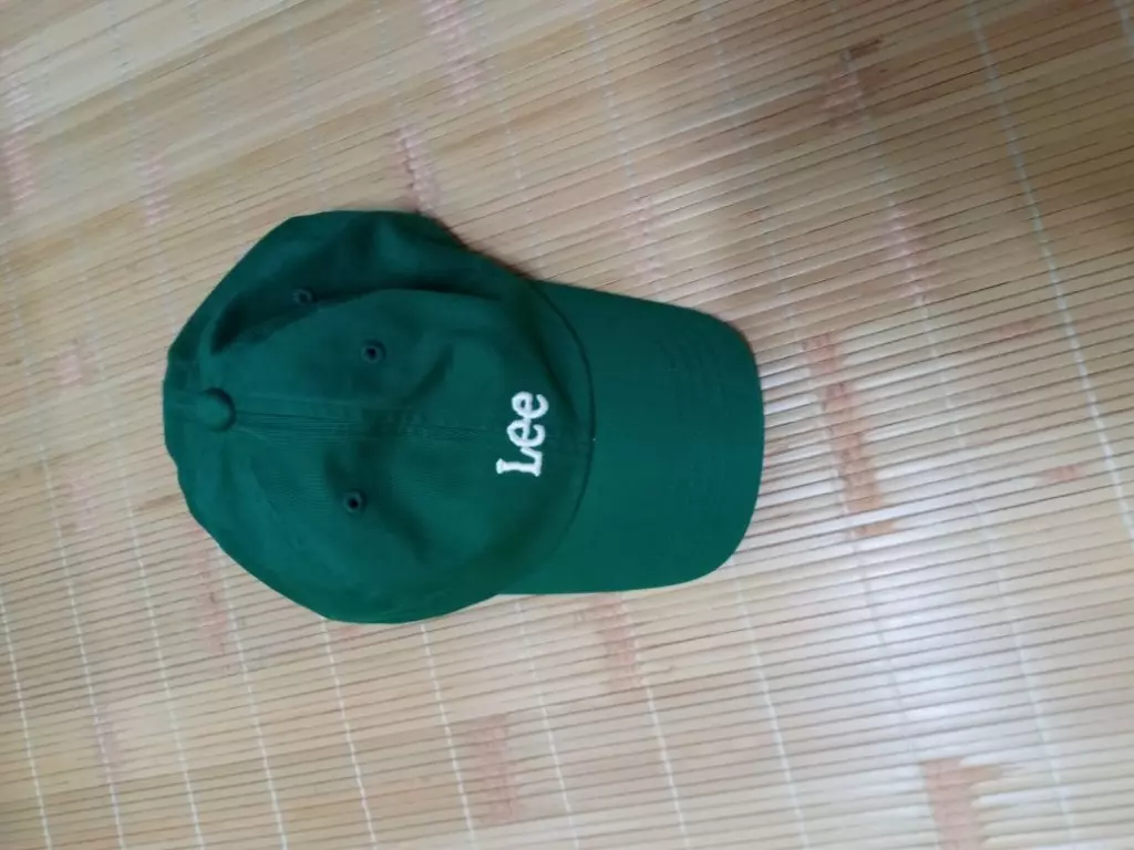 사진상보다는 많이 ㅂ밝아요 검정색 모자만 쓰다가 포인트 줄 때 좋을 거 같네요