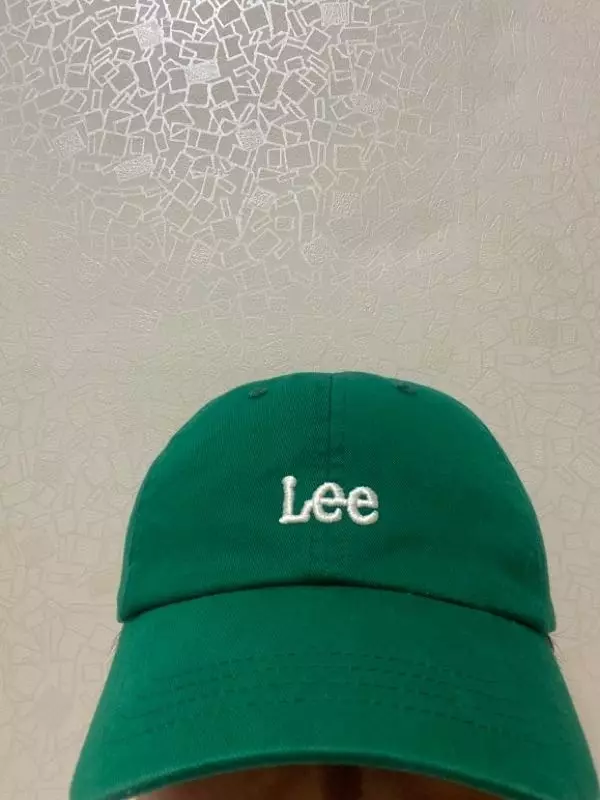 색감이 너무 잘나와서 밝은옷에 코디하기 좋습니다