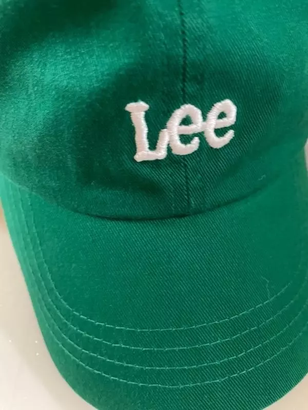 생각보다 밝은 초록색이 와서 깜짝놀라긴함 그리고 얼굴 작은사람들은 이모자는 조금 힘