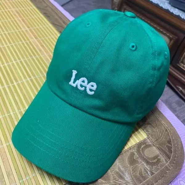 머리크기 조금 잇는편인데 쏙 들어가요 웬만한 남자분들 다 쓰셔도 맞을듯닏니다 이뻐료