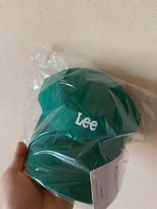 파랑색 모자에 포인트로 lee적혀있으니 모자가 더 멋져 보이고 쓸때도 이뻐요!