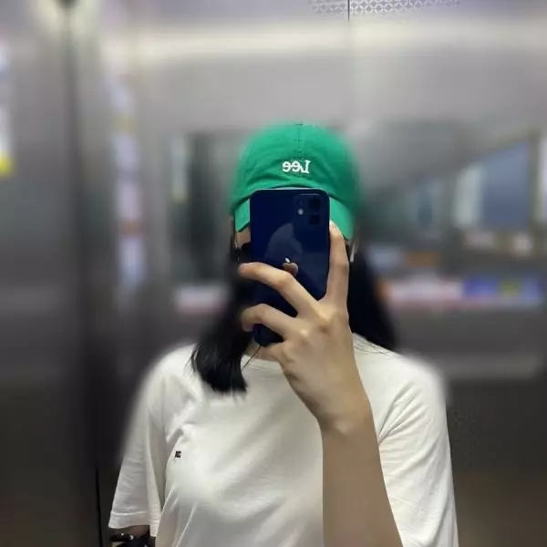 흰 옷에 청바지에다가도 매치하기 너무 좋고확실히 그린 컬러다 보니까포인트가 돼서 심