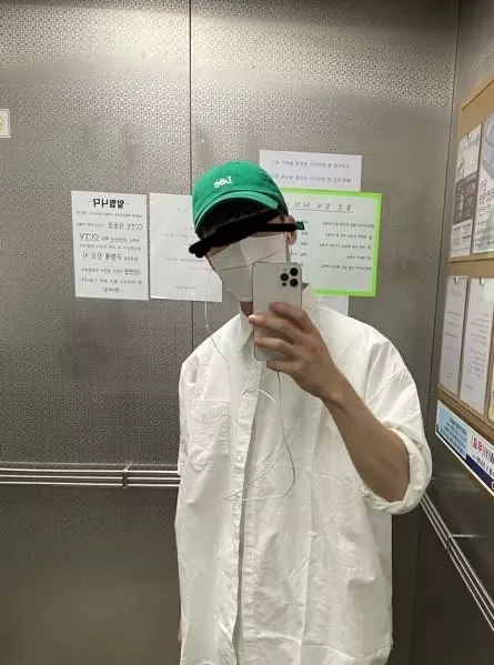 초록색으로 포인트 주려고 구매했습니다. 활용도도 좋고 로고도 크지 않아서 마음에 들