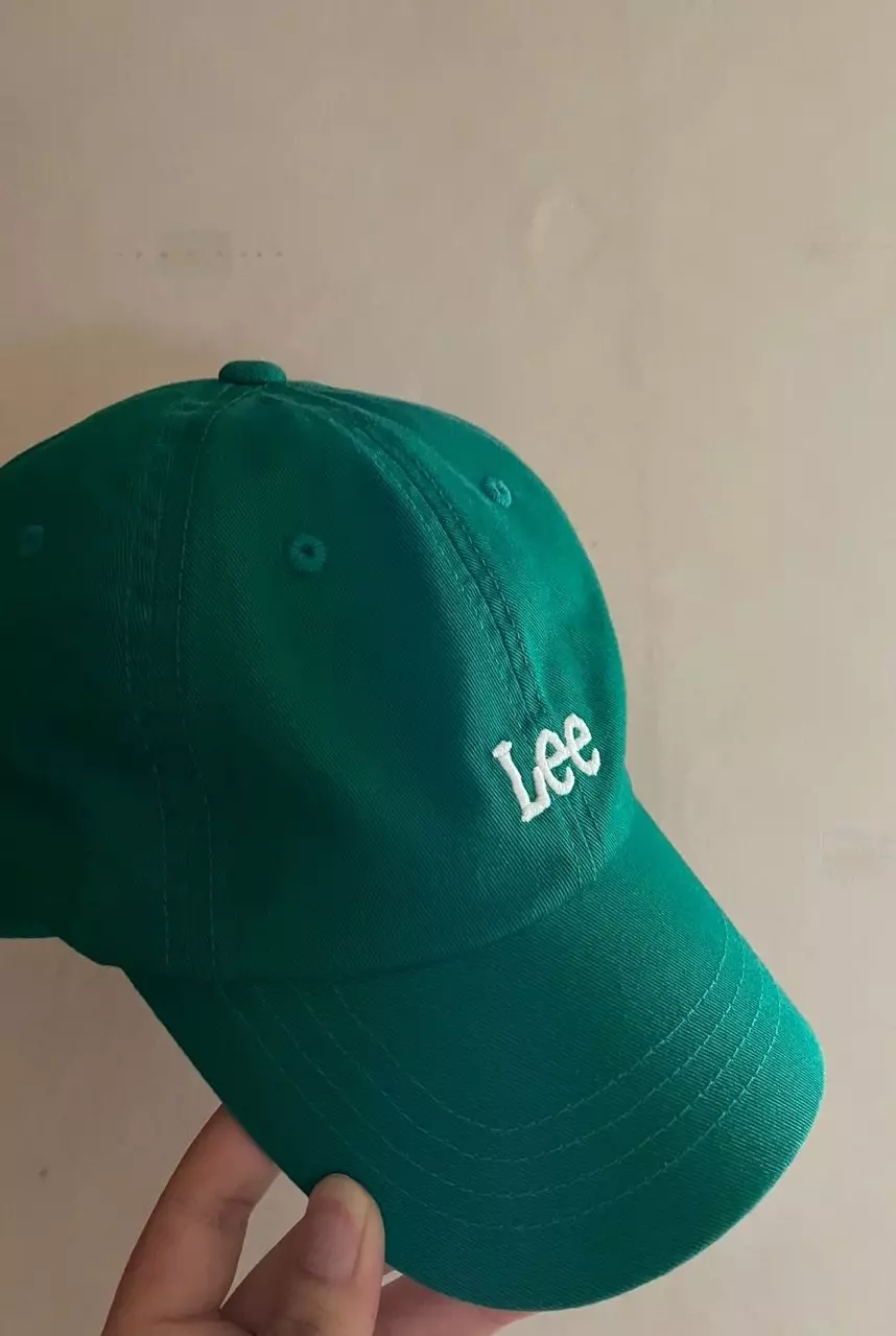 검정색 모자만 쓰다가 초록색 도전해보았는데 너무 마음에 드네요.자칫하면 이장님 모자