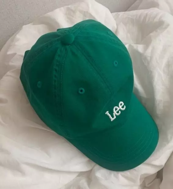 쨍한 초록색이에요 마치 새마을운동 모자 같달까ㅎ예쁘고 포인트 주기 좋아요